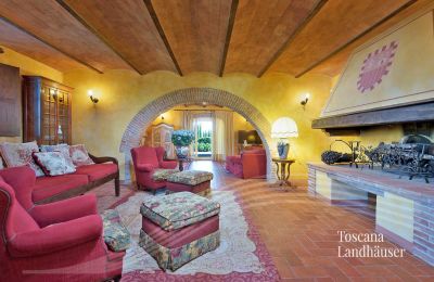 Landhaus kaufen Asciano, Toskana:  RIF 2992 Wohnbereich mit Kamin