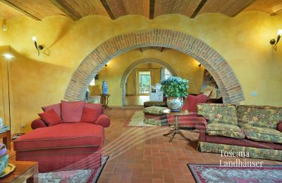 Landhaus kaufen Asciano, Toskana:  RIF 2992 Wohnbereich mit Rundbögen