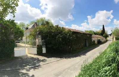 Herrenhaus/Gutshaus kaufen Gémozac, Neu-Aquitanien, Die Zufahrt mit Eingangstor