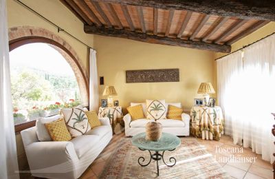 Landhaus kaufen Sarteano, Toskana:  RIF 3005 Wohnbereich mit Rundbogenfenster
