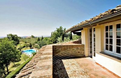 Landhaus kaufen Monte San Savino, Toskana:  RIF 3008 Terrasse mit Blick auf Pool