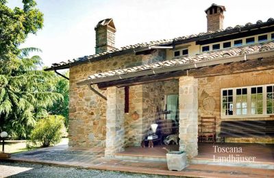 Landhaus kaufen Monte San Savino, Toskana:  RIF 3008 Terrasse und Haus