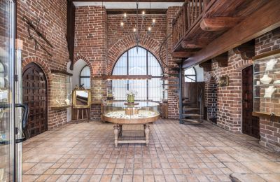 Historische Anwesen, Gotischer Wehrturm in der Altstadt von Malbork, Marienburg in Pommern