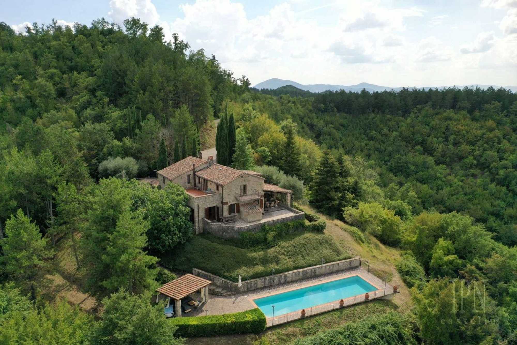 Fotos Umbrisches Bauernhaus in Waldlage mit fabelhaftem Talblick