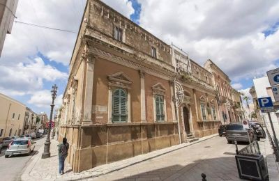 Historische Villa kaufen Latiano, Apulien:  Seitenansicht