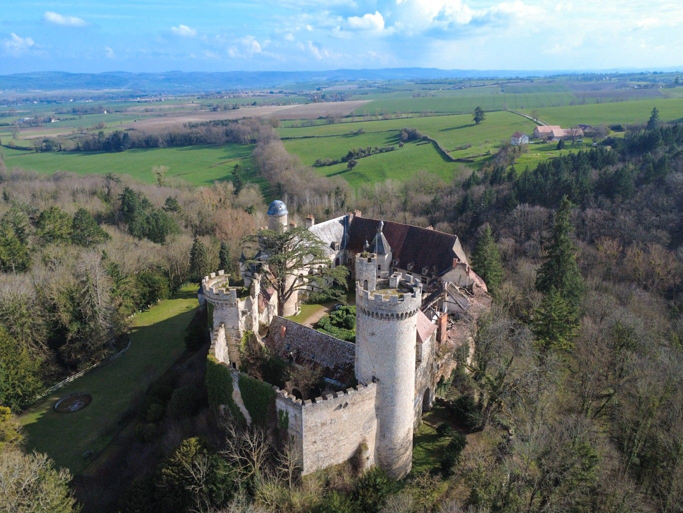 Fotos Burganlage in Veauce, nördlich Clermont Ferrand - Traumlage, Gefährdetes Denkmal