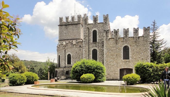 Burg in Alleinlage im Wald