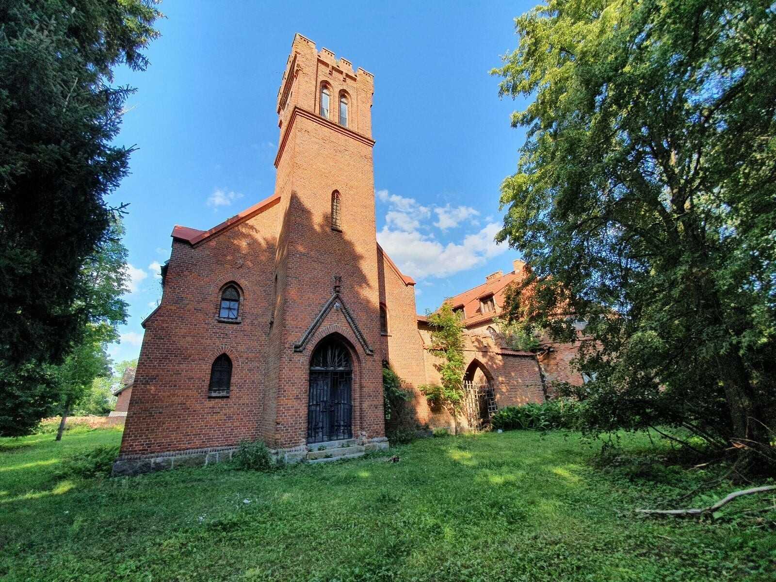 Fotos Einzigartiges Grundstück mit Kirche und kleiner Burg