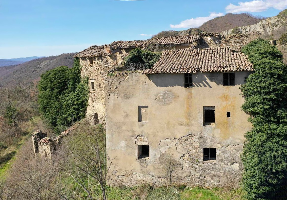 Fotos Sanierungsprojekt: Historisches Gebäude mit Bergpanorama bei Montone
