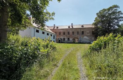 Schloss kaufen Karlovarský kraj:  Nebengebäude
