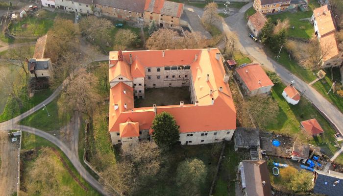 Renaissance-Vierflügel-Schlossanlage im Norden von Prag, Vertrauliches Immobilienangebot