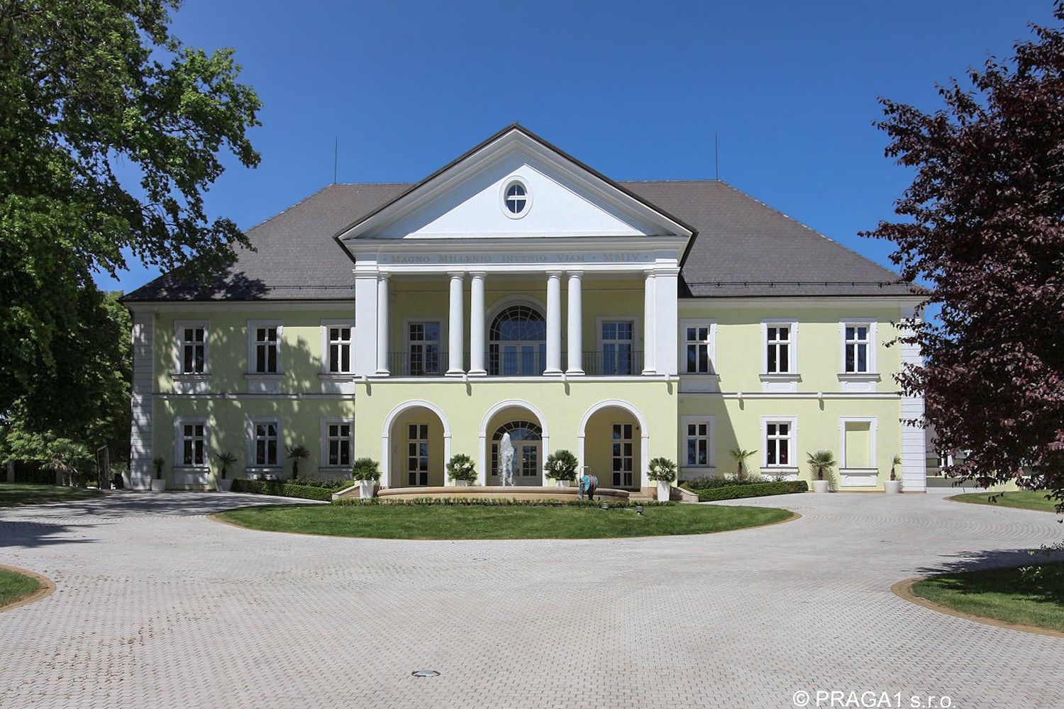 Fotos Exklusives Schloss mit Innenhof bei Prag