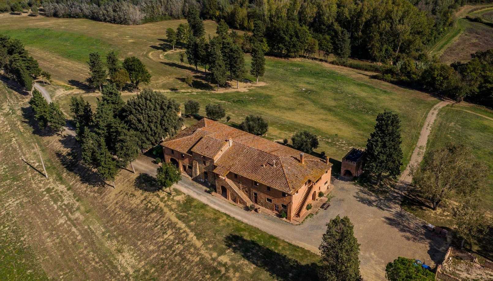 Fotos Ehemaliges Kloster in toller Lage mit 100 Hektar Land