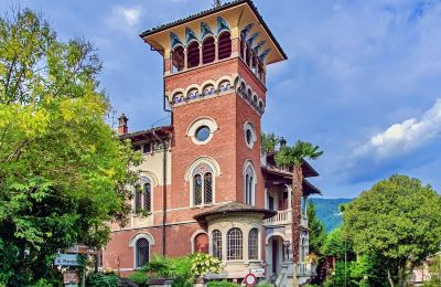 Charakterimmobilien, Neoromanische Prestige-Villa mit privatem Garten in Stresa