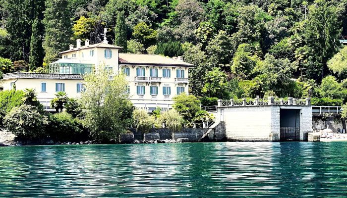 Villa mit Privatstrand und Bootsanleger, Vertrauliches Immobilienangebot