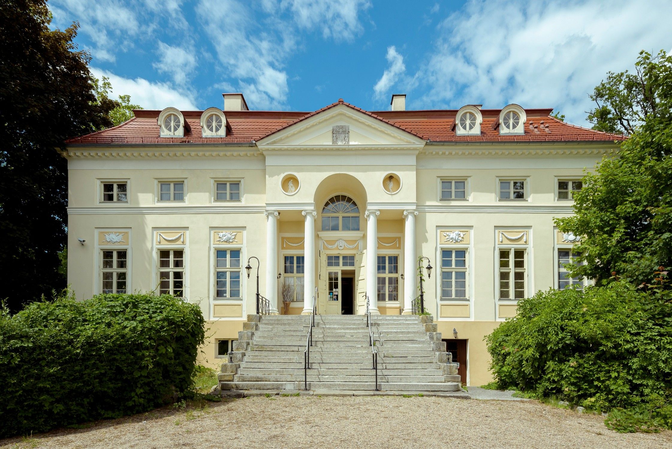 Fotos Klassizistisches Herrenhaus bei Breslau - Schloss Samotwór