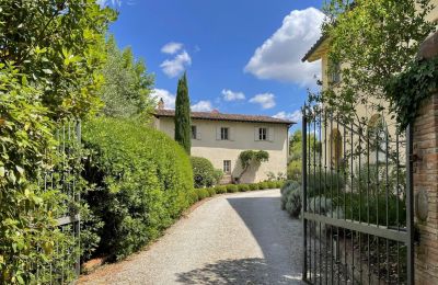 Charakterimmobilien, Gepflegte Villa mit Nebengebäuden und 7 Hektar Land zwischen Pisa und Florenz