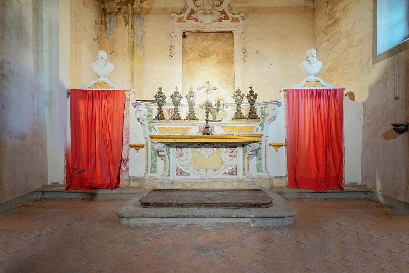 Fotos Villa in Castiglion Fiorentino mit Nebengebäuden, Kapelle und Olivenhain