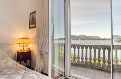 Charakterimmobilien, Prestigeträchtiges Apartment mit atemberaubender Aussicht auf den Lago Maggiore in historischem Palazzo am Seeufer