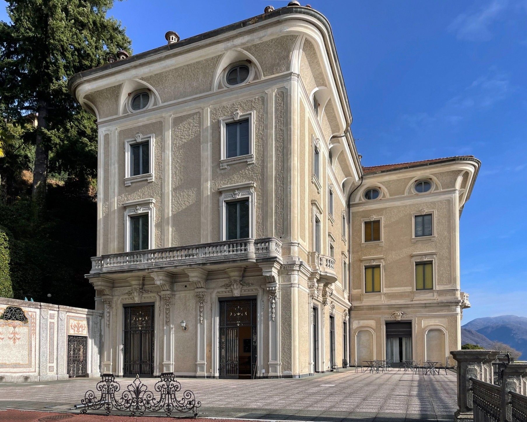 Fotos Drei-Zimmer-Wohnung in historischer Villa mit Blick auf den Lago Maggiore in der renommierten Residenz Pasià