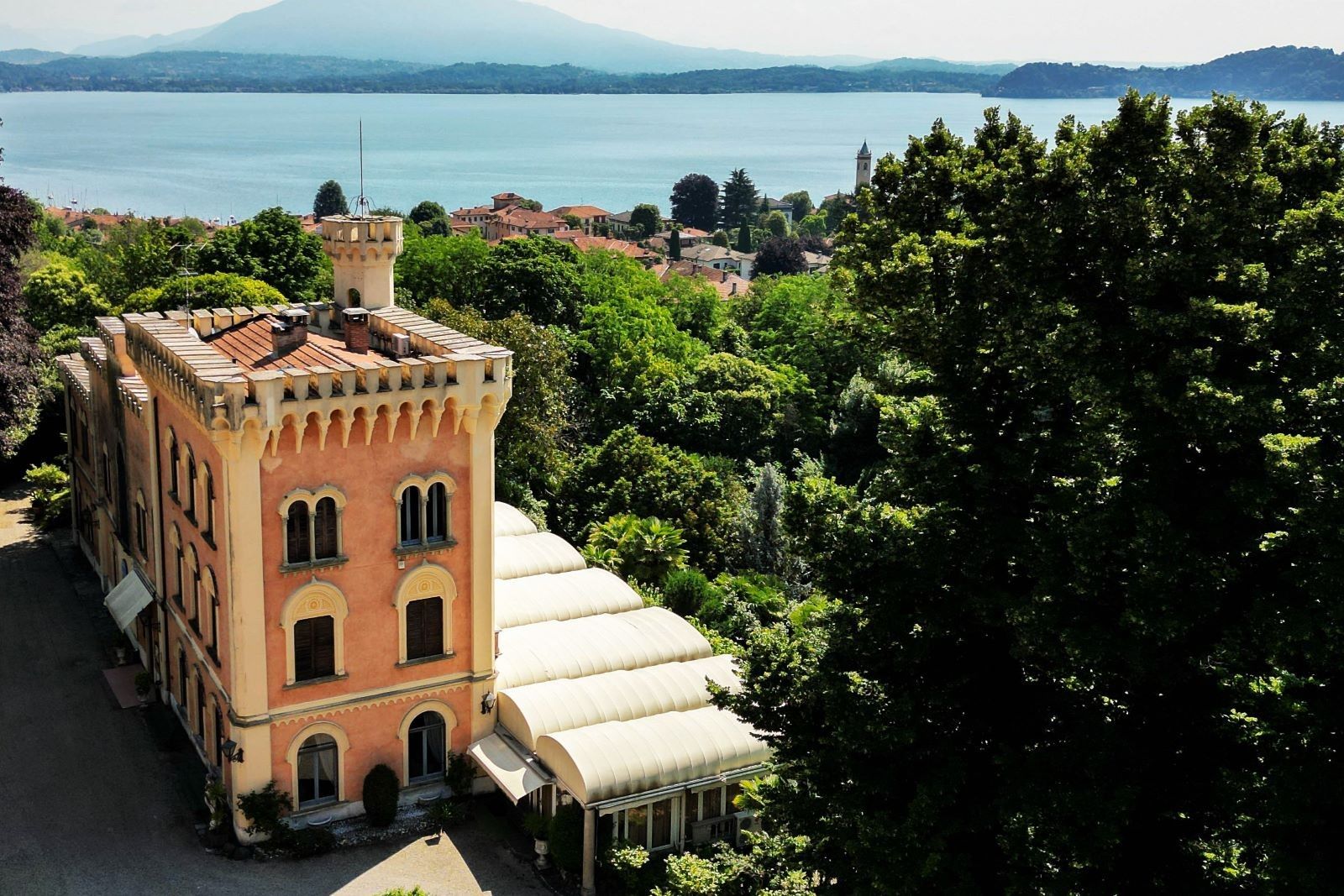 Fotos Perfekt erhaltenes Schloss aus dem späten 18. Jahrhundert am Lago Maggiore