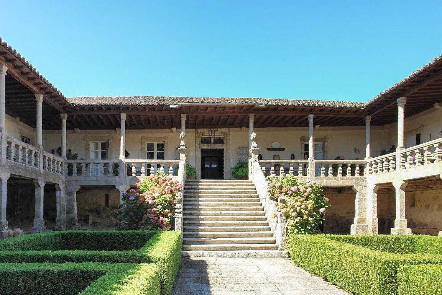 Fotos Herrenhaus mit Innenhof und Garten in Galizien
