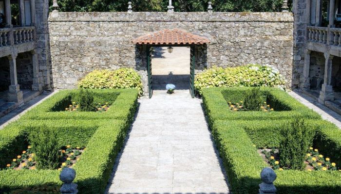 Herrenhaus mit Innenhof, Garten und privater Kapelle