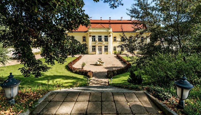 Herrenhaus mit Park in der Westslowakei