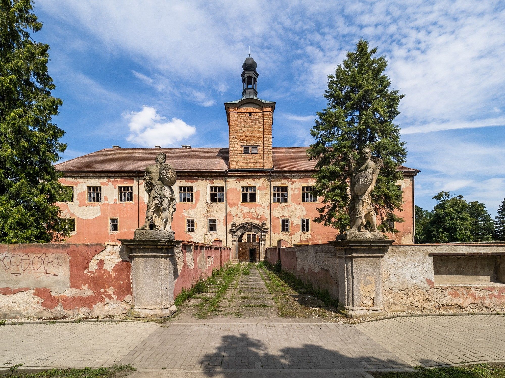 Fotos Sanierungsbedürftiges Schloss bei Prag