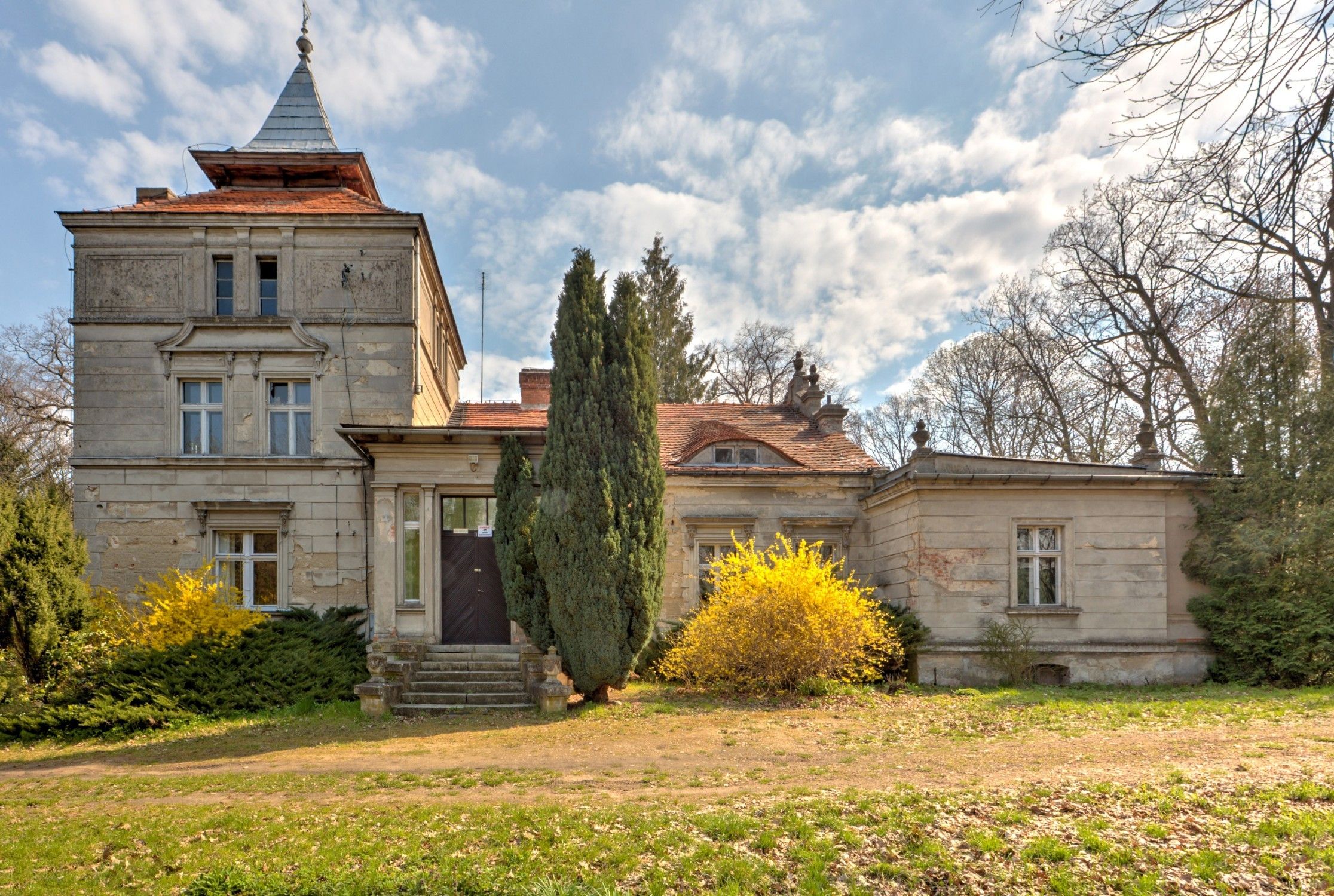 Fotos Sanierungsbedürftiges Herrenhaus in Großpolen - Ausschreibung der Forstbehörde
