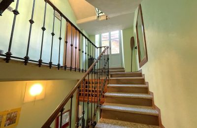 Historische Villa kaufen Bee, Piemont, Treppe