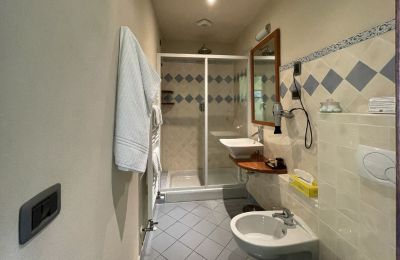 Historische Villa kaufen Bee, Piemont, Badezimmer