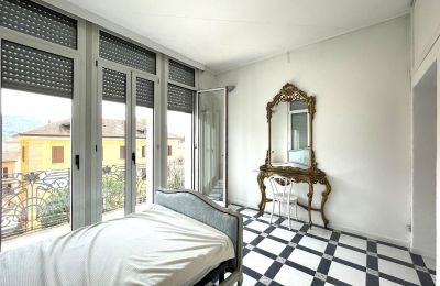 Apartment in historischem Gebäude kaufen Luino, Lombardei, Gebäude mit Turm