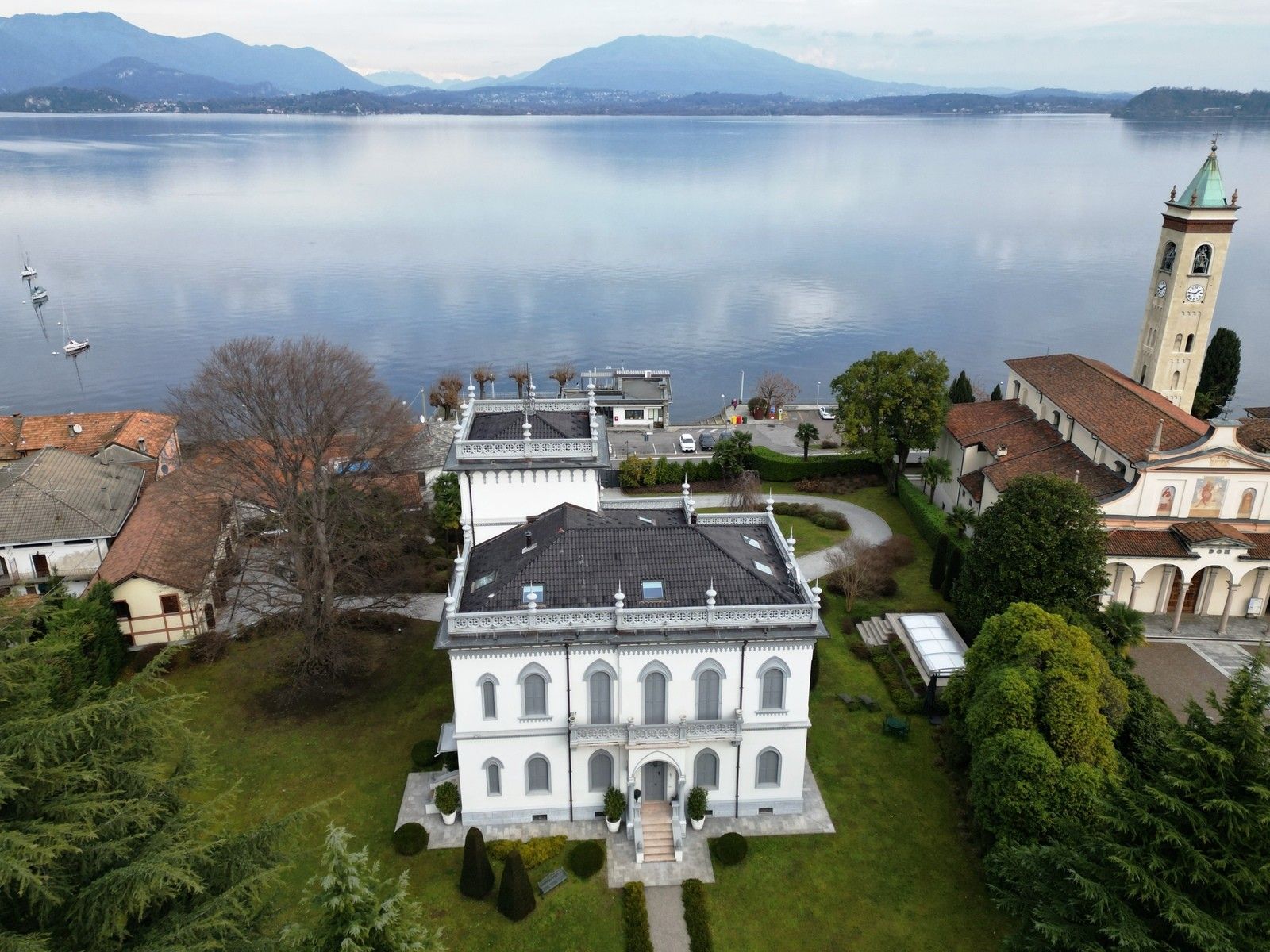Fotos Lesa: Meisterhaft restaurierte Belle-Époque-Villa am Ufer des Lago Maggiore