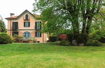Charakterimmobilien, Lisanza, direkt am Ufer des Lago Maggiore, charmante historische Villa mit grossem gepflegtem Park 