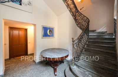 Apartment in historischem Gebäude kaufen Torno, Lombardei, Treppenhaus