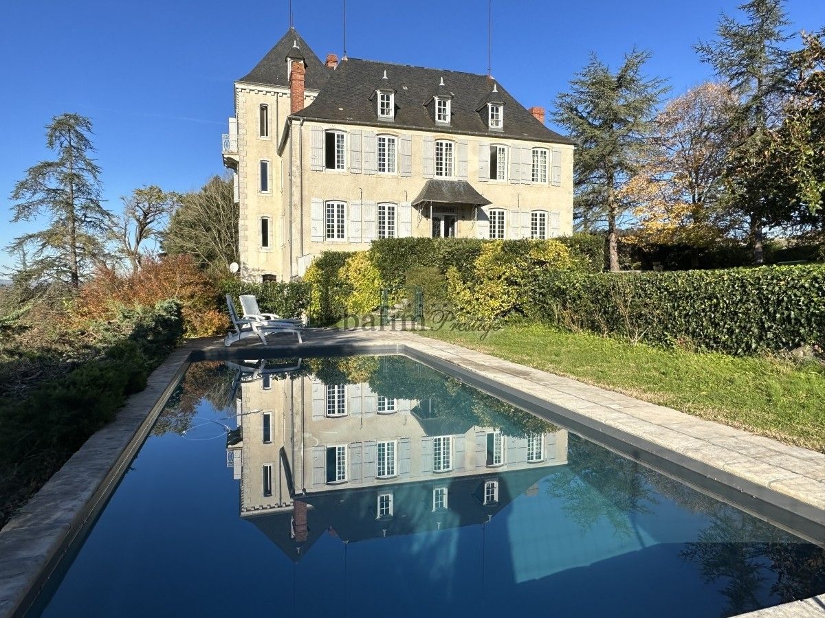 Fotos Renoviertes Château mit Blick auf die Pyrenäen