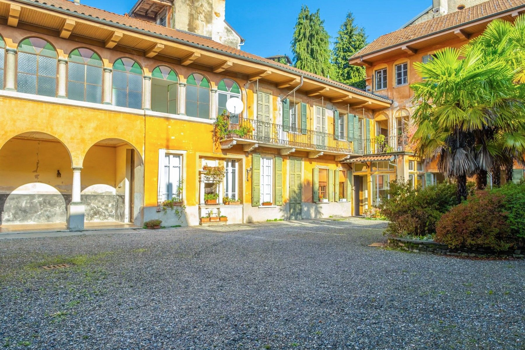 Fotos Historisches Landhaus mit Innenhof am Ortasee