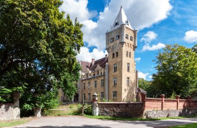 Dobrowo: Ausschreibung Schloss Klein Dubberow, Gebäude mit Turm