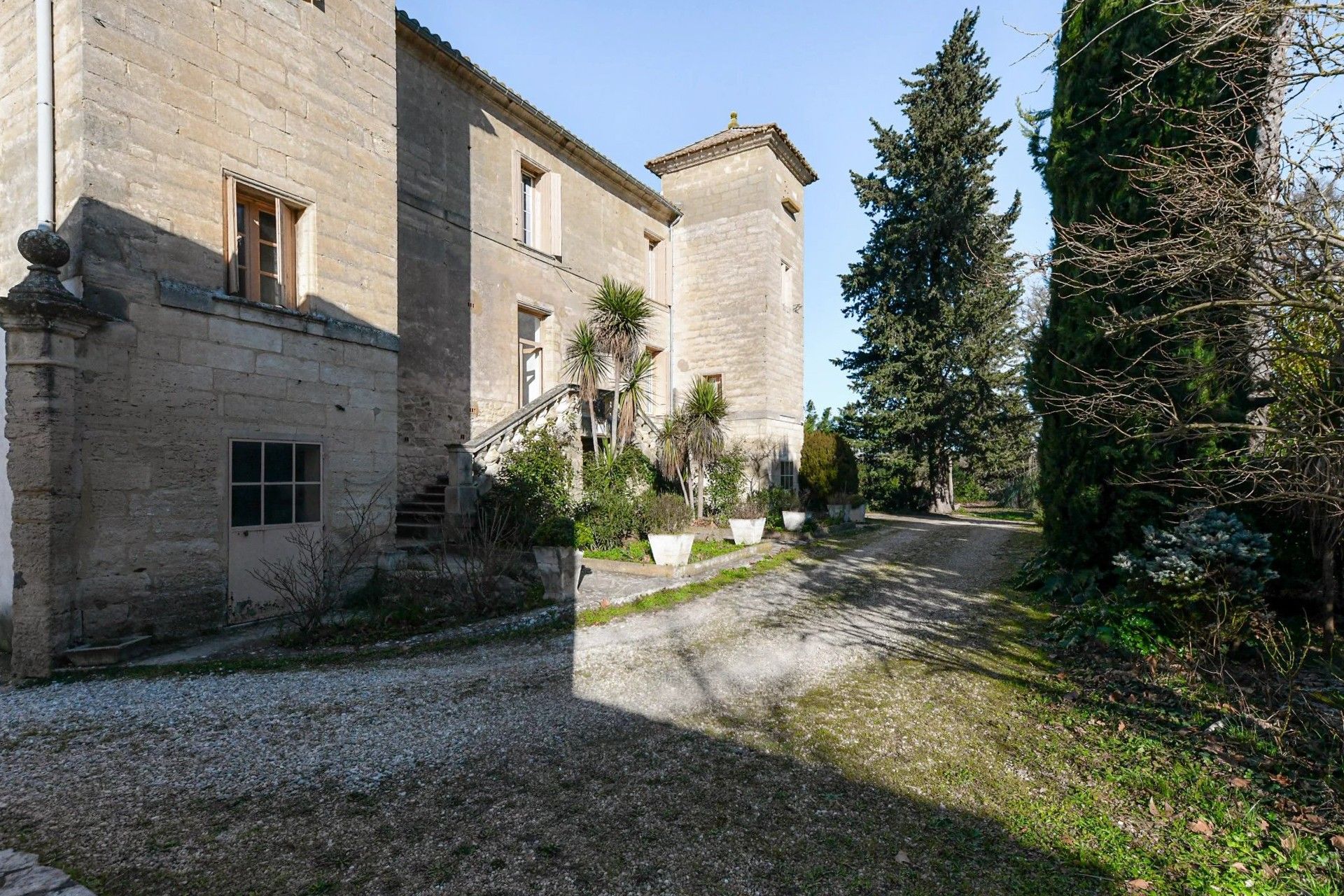 Fotos Landschloss Nähe Uzès mit kleinem Park und Nebengebäuden