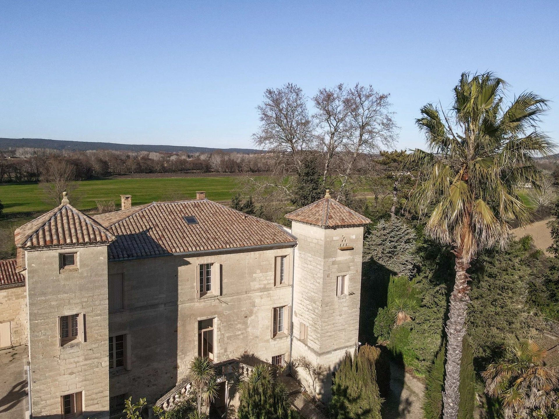 Fotos Landschloss Nähe Uzès mit kleinem Park und Nebengebäuden
