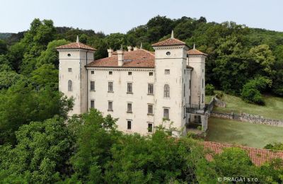 Historische Immobilien, Schloss im Nordosten Italiens mit Weinbergen, 110 Hektar