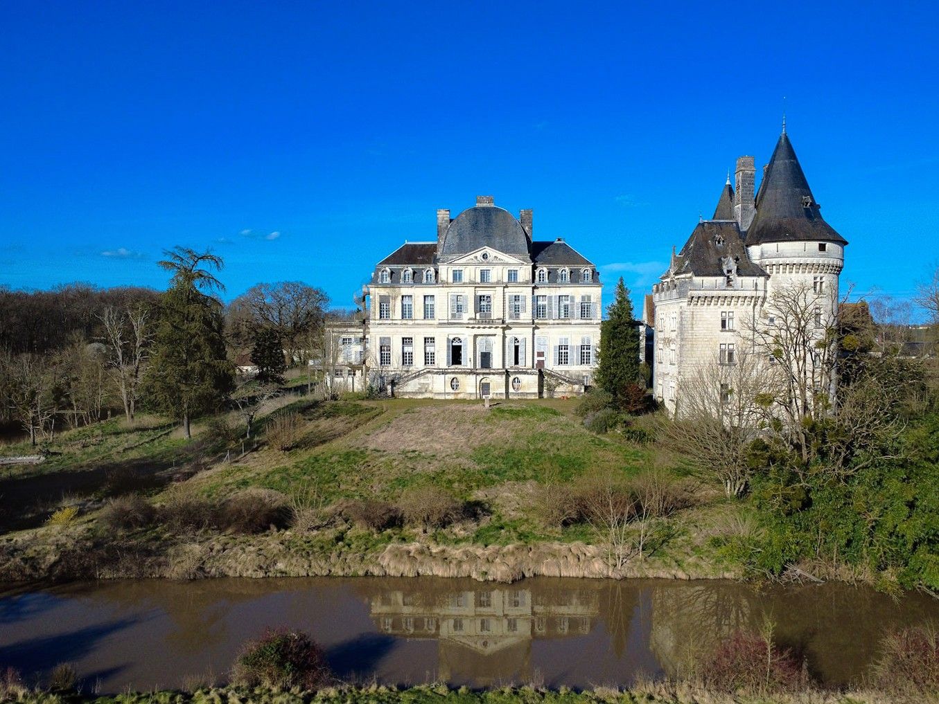 Fotos Sanierungsbedürftiges monumentales Schloss mit 47 Hektar Land