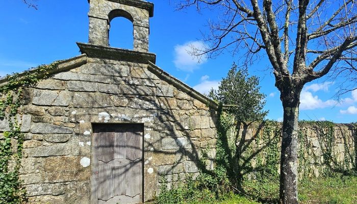Immobilieninvestment Galizien: Pazo mit Blick auf den Fluss und 9 Hektar Land