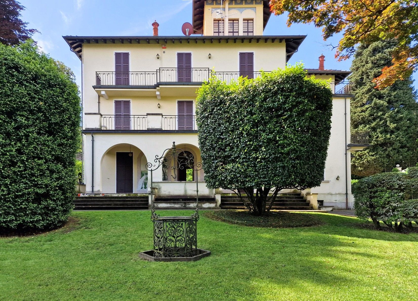 Fotos Jugendstil-Anwesen in Stresa mit Turm, Garten und Seeblick