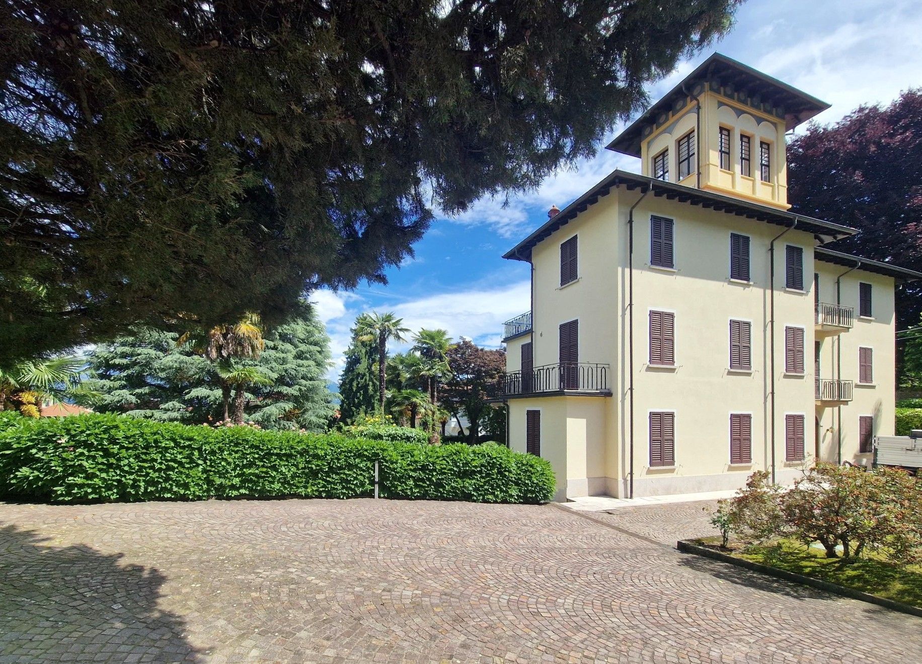 Fotos Jugendstil-Anwesen in Stresa mit Turm, Garten und Seeblick
