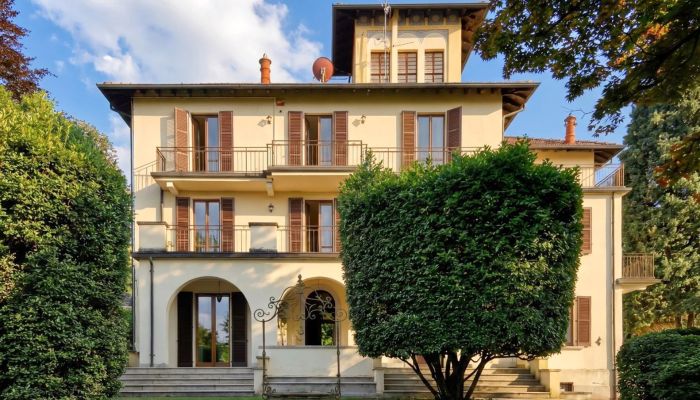 Jugendstil-Anwesen in Stresa mit Turm, Garten und Seeblick
