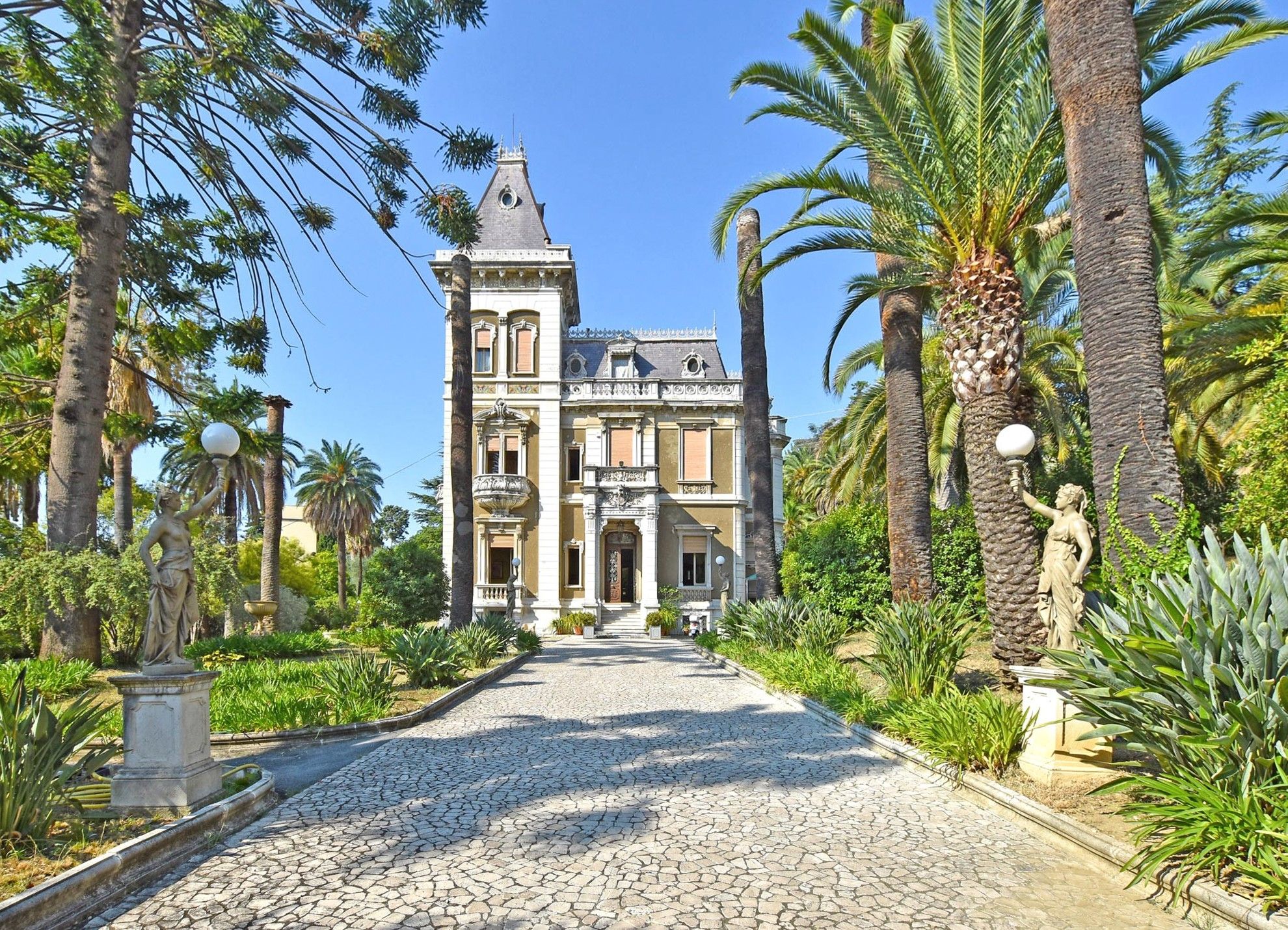 Fotos Historische Luxusvilla mit Meerblick in Sanremo, Ligurien