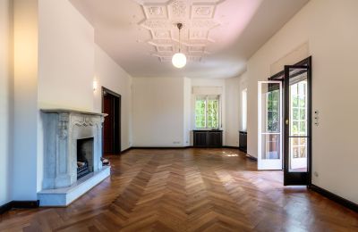 Historische Villa kaufen Charlottenburg-Wilmersdorf, Westend, Berlin, Wohnzimmer mit Zugang zur Terrasse und Laubengang 