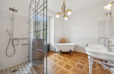 Historische Villa kaufen Biel/Bienne, Alpenstrasse 95, Bern, Badezimmer mit freistehender Badewanne und begehbarer Dusche